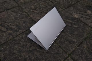 Pohled na Lenovo Yoga C940-14IIL.