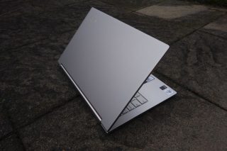 Pohled na Lenovo Yoga C940-14IIL.