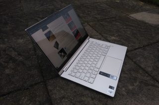 Pohled na Lenovo Yoga C940-14IIL.