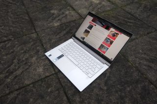 Pohled na Lenovo Yoga C940-14IIL.