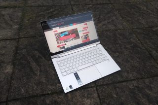 Pohled na Lenovo Yoga C940-14IIL.