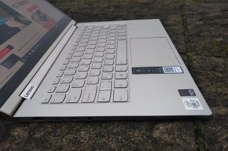 Pohled na klávesnici Lenovo Yoga C940-14IIL.