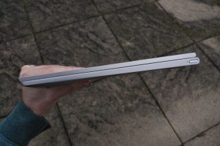 Zapínací tlačítko na pravém boku.