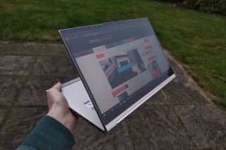 Displej překlopený dozadu.