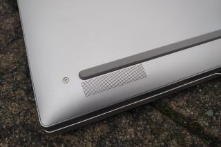 A poslední dvojici reproduktorů na spodní straně základny.