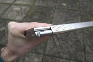 Pero se vkládá ze zadní strany.