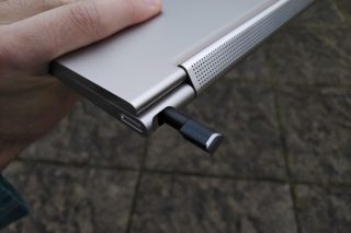 Pero se vkládá ze zadní strany.