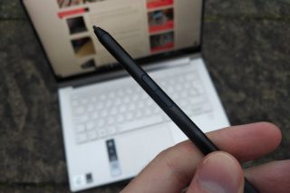 Stylus má dvojici tlačítek.