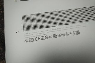 Zdířka s šipkou slouží pro přístup do biosu.