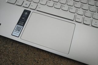 Detail touchpadu Lenovo Yoga C940-14IIL.