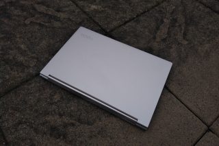 Pohled na víko Lenovo Yoga C940-14IIL.