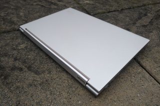 Pohled na víko Lenovo Yoga C940-14IIL.