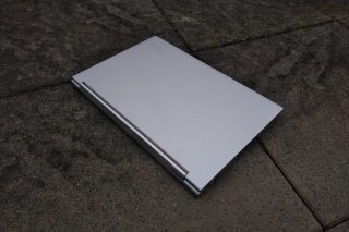 Pohled na víko Lenovo Yoga C940-14IIL.