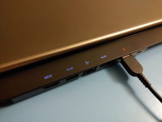 legion-creator-7-15imh-konektory-podsviceni