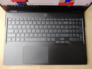 pracovní plocha a klávesnice