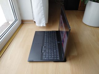 pohled na notebook z boku