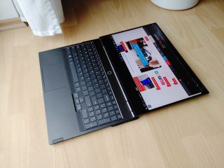 plně otevřený displej