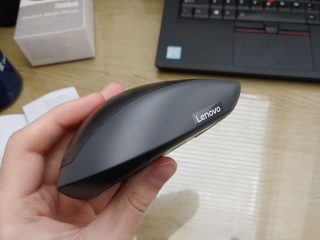 Na levém boku tlačítka nejsou