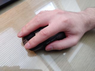 Myš dobře padne do dlaně
