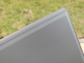 Spodní strana má pogumovaný povrch – Lenovo IdeaPad Duet 3i