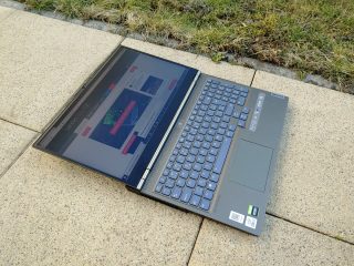 Plně otevřený displej Lenovo Legion Creator 7