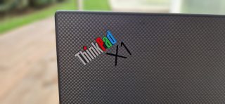 Logo na víku notebooku