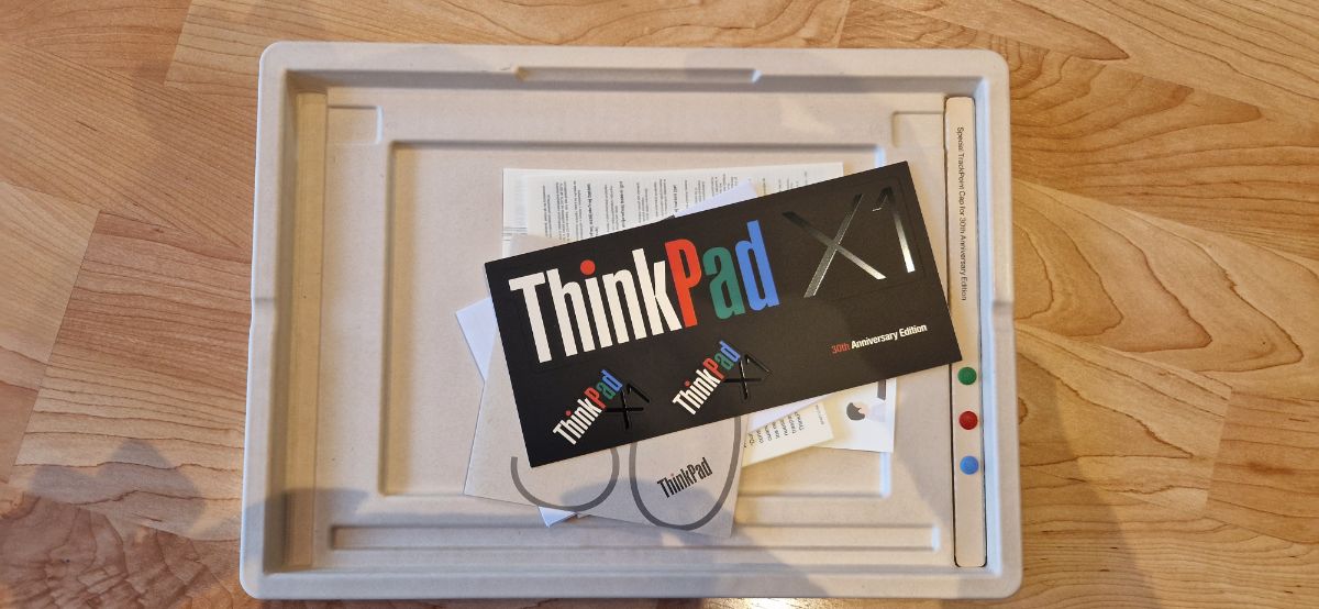 Vnitřek krabice ThinkPad 30th Edition