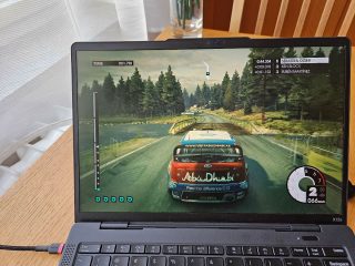 Starší hra DiRT 3 běží výborně