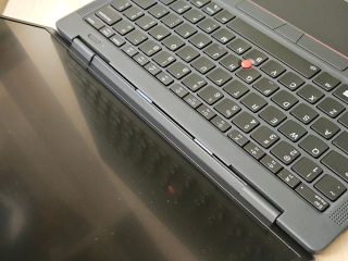 Ve škvíře mezi displejem a panty jsou vidět dva flex kabely