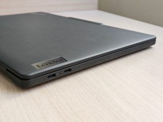 USB-C na levém boku