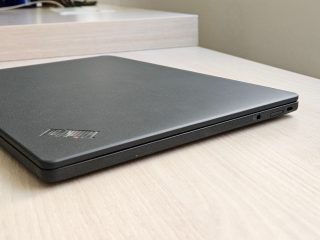 Audio jack, slot na nano SIM a Kensington