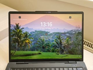 Detail displeje ThinkPad X13s