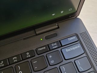 Čtečka otisku prstu zabírá spíše pravou část zapínacího tlačítka