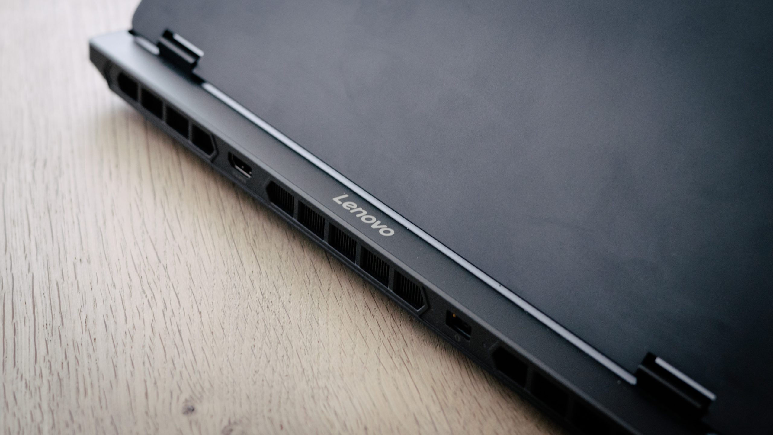 IMG 5663 zadek zadní strana notebooku